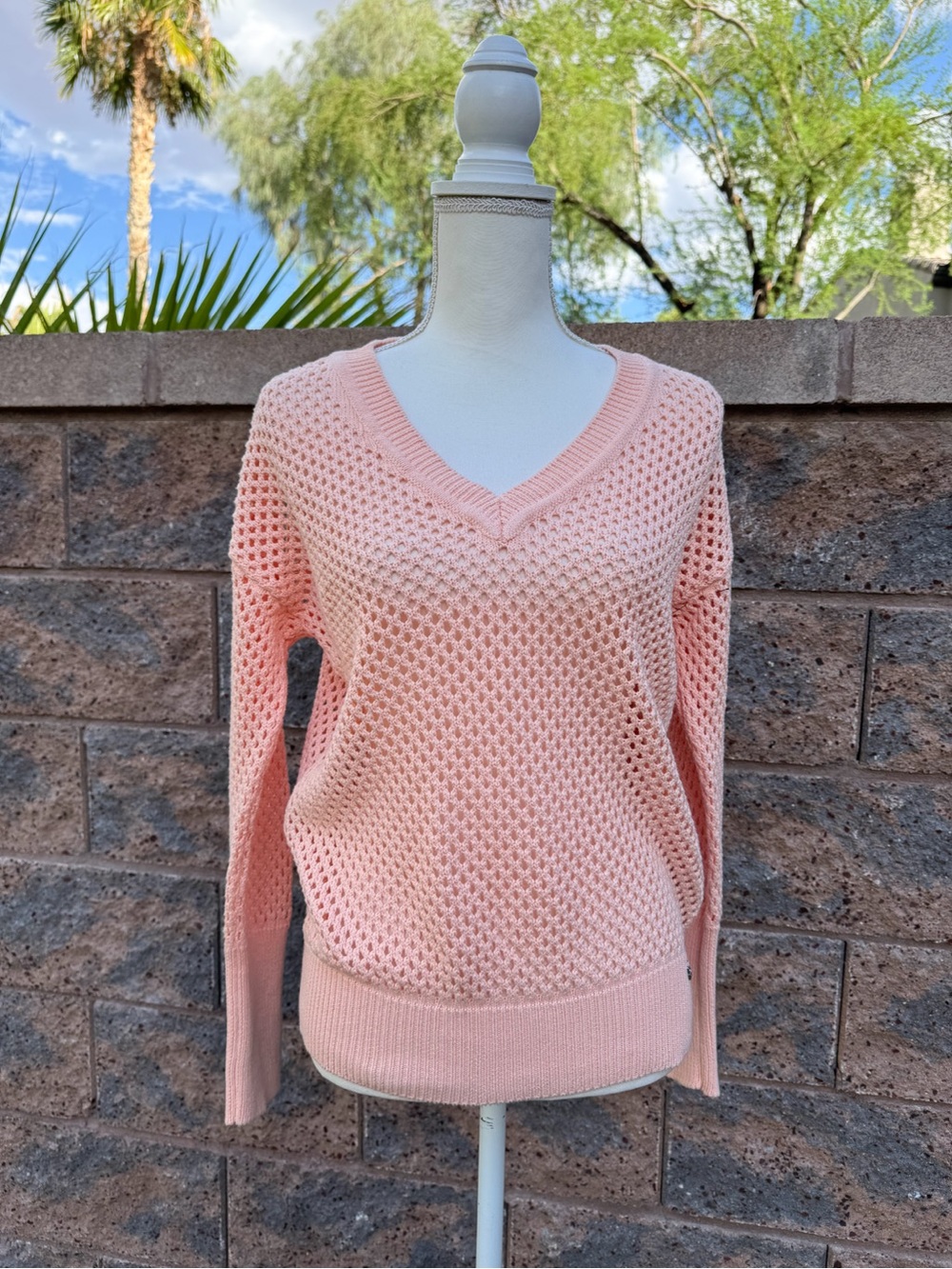 DKNY JEANS Women's Cotton Open-Knit V-Neck Sweater

🚭 🚫 Pets